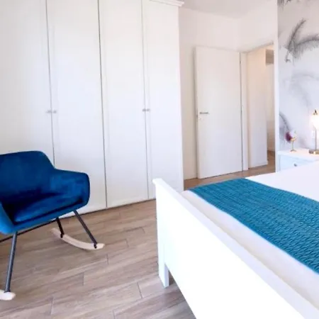 Como, Luxury 4, Free Private Parking Apartment Como