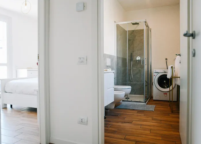 Lora Feathers Suite, Free Parking, Self Check In,4 Como